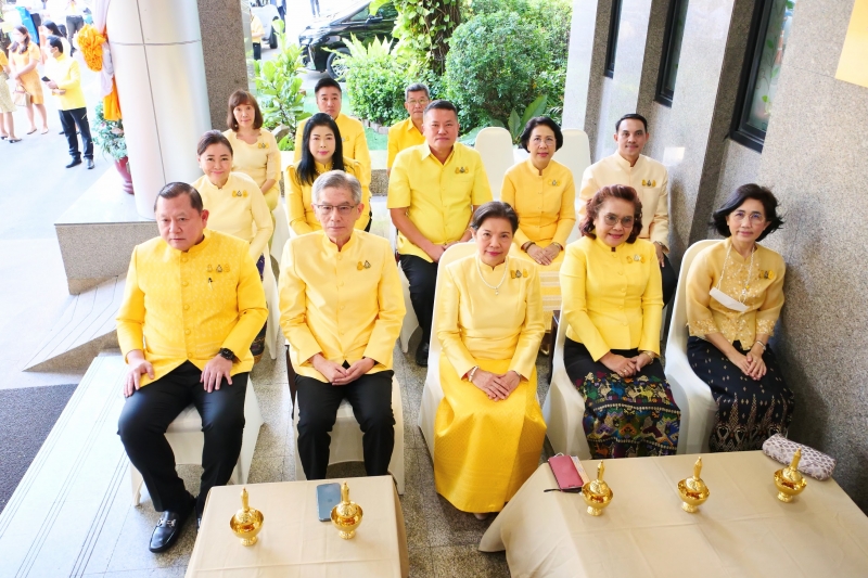 พิธีสวดพระพุทธมนต์และทำบุญตักบาตร