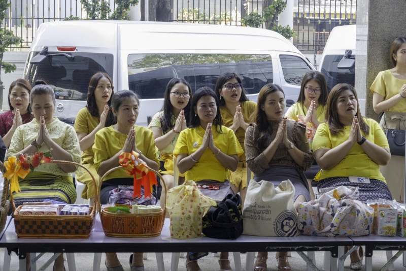 พิธีทำบุญตักบาตรข้าวสารอาหารแห้ง คณะสงฆ์จำนวน 9 รูป จากวัดยานนาวา พระอารามหลวง เนื่องในเทศกาลขึ้นปีใหม่ พุทธศักราช 2563