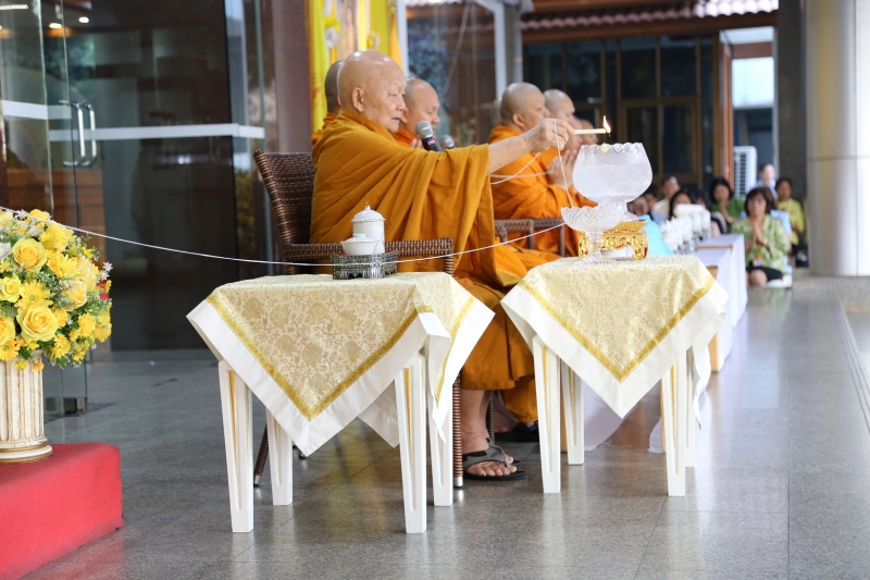 พิธีทำบุญตักบาตรข้าวสารอาหารแห้ง คณะสงฆ์จำนวน 9 รูป จากวัดยานนาวา พระอารามหลวง เนื่องในเทศกาลขึ้นปีใหม่ พุทธศักราช 2563 