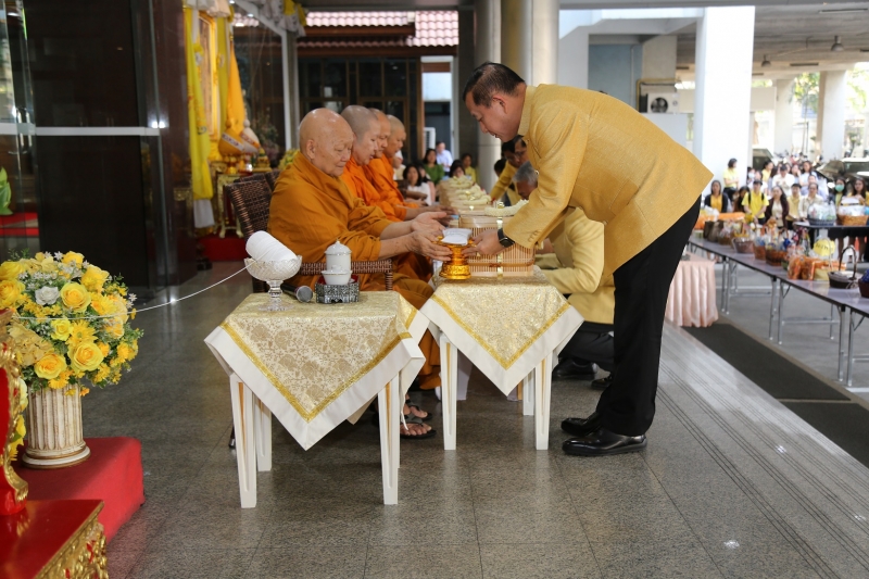 พิธีทำบุญตักบาตรข้าวสารอาหารแห้ง คณะสงฆ์จำนวน 9 รูป จากวัดยานนาวา พระอารามหลวง เนื่องในเทศกาลขึ้นปีใหม่ พุทธศักราช 2563 