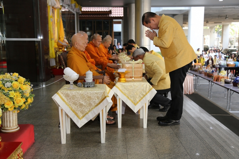 พิธีทำบุญตักบาตรข้าวสารอาหารแห้ง คณะสงฆ์จำนวน 9 รูป จากวัดยานนาวา พระอารามหลวง เนื่องในเทศกาลขึ้นปีใหม่ พุทธศักราช 2563 