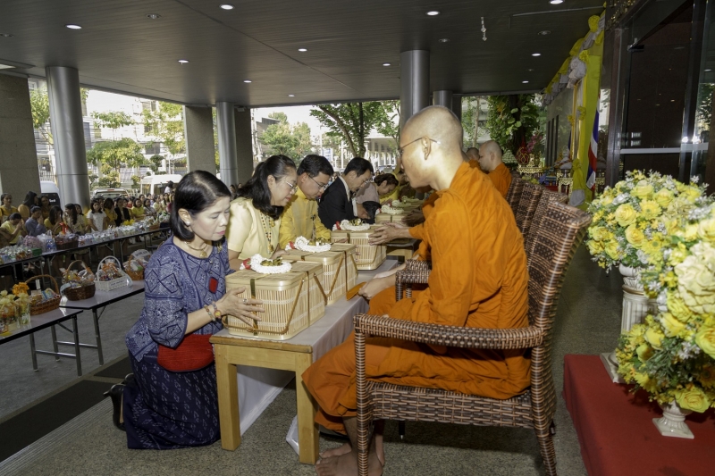 พิธีทำบุญตักบาตรข้าวสารอาหารแห้ง คณะสงฆ์จำนวน 9 รูป จากวัดยานนาวา พระอารามหลวง เนื่องในเทศกาลขึ้นปีใหม่ พุทธศักราช 2563