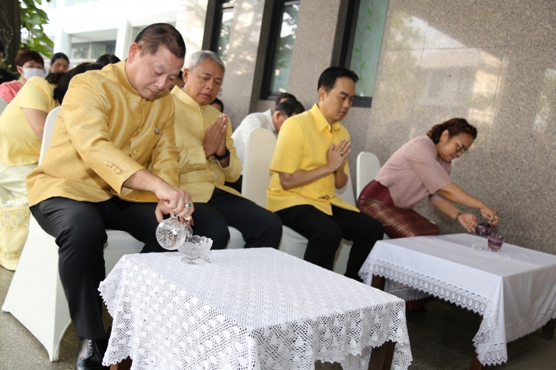 พิธีทำบุญตักบาตรข้าวสารอาหารแห้ง คณะสงฆ์จำนวน 9 รูป จากวัดยานนาวา พระอารามหลวง เนื่องในเทศกาลขึ้นปีใหม่ พุทธศักราช 2563 