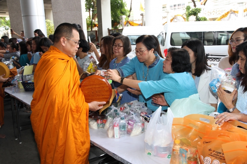 พิธีทำบุญตักบาตรข้าวสารอาหารแห้ง คณะสงฆ์จำนวน 9 รูป 