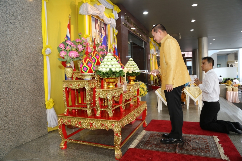 พิธีทำบุญตักบาตรข้าวสารอาหารแห้ง คณะสงฆ์จำนวน 9 รูป จากวัดยานนาวา พระอารามหลวง เนื่องในเทศกาลขึ้นปีใหม่ พุทธศักราช 2563 