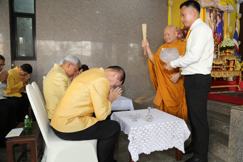 พิธีทำบุญตักบาตรข้าวสารอาหารแห้ง คณะสงฆ์จำนวน 9 รูป จากวัดยานนาวา พระอารามหลวง เนื่องในเทศกาลขึ้นปีใหม่ พุทธศักราช 2563 