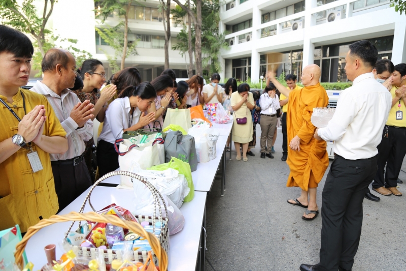 พิธีทำบุญตักบาตรข้าวสารอาหารแห้ง คณะสงฆ์จำนวน 9 รูป จากวัดยานนาวา พระอารามหลวง เนื่องในเทศกาลขึ้นปีใหม่ พุทธศักราช 2563 
