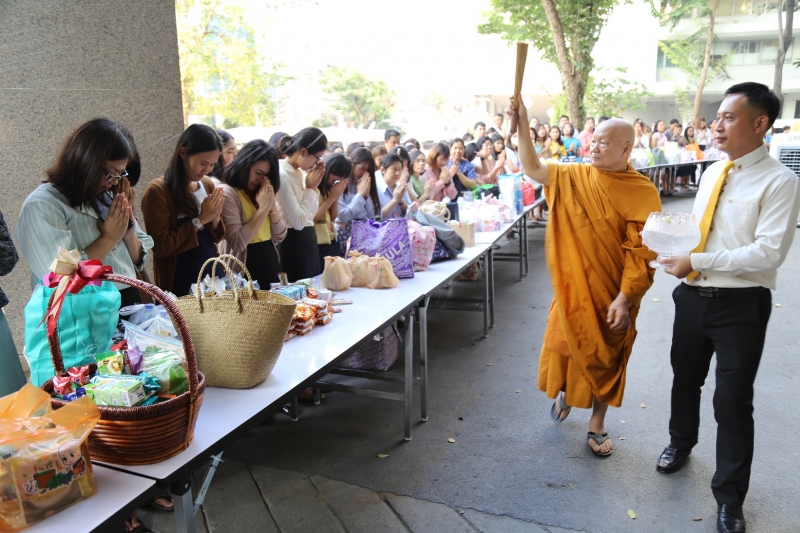 พิธีทำบุญตักบาตรข้าวสารอาหารแห้ง คณะสงฆ์จำนวน 9 รูป จากวัดยานนาวา พระอารามหลวง เนื่องในเทศกาลขึ้นปีใหม่ พุทธศักราช 2563 