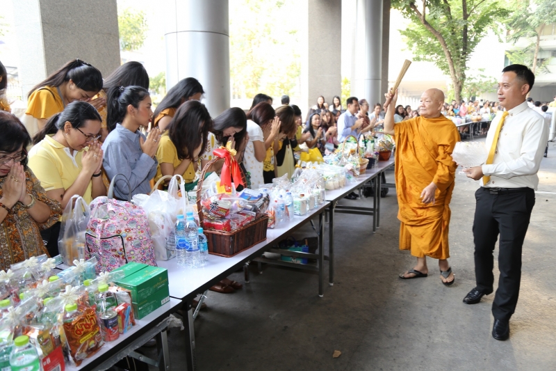 พิธีทำบุญตักบาตรข้าวสารอาหารแห้ง คณะสงฆ์จำนวน 9 รูป จากวัดยานนาวา พระอารามหลวง เนื่องในเทศกาลขึ้นปีใหม่ พุทธศักราช 2563 
