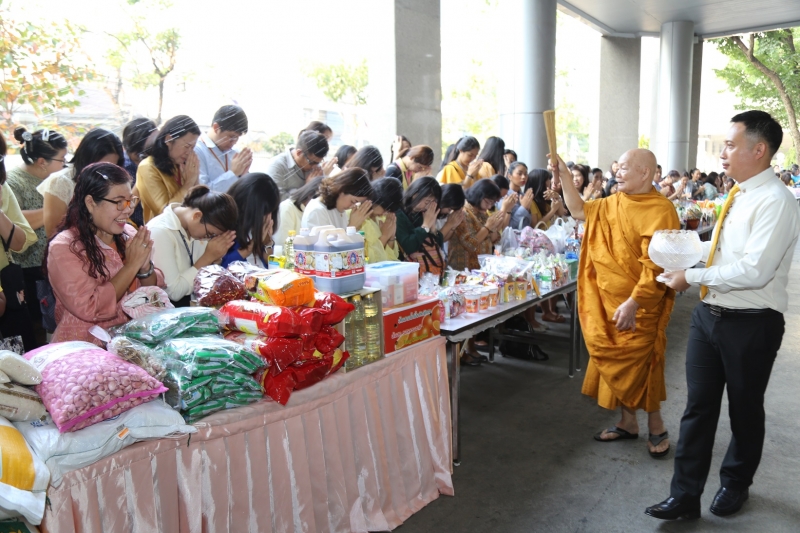 พิธีทำบุญตักบาตรข้าวสารอาหารแห้ง คณะสงฆ์จำนวน 9 รูป จากวัดยานนาวา พระอารามหลวง เนื่องในเทศกาลขึ้นปีใหม่ พุทธศักราช 2563 