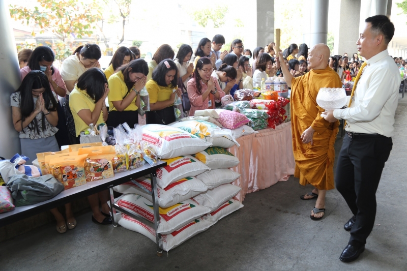 พิธีทำบุญตักบาตรข้าวสารอาหารแห้ง คณะสงฆ์จำนวน 9 รูป จากวัดยานนาวา พระอารามหลวง เนื่องในเทศกาลขึ้นปีใหม่ พุทธศักราช 2563 