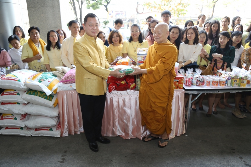 พิธีทำบุญตักบาตรข้าวสารอาหารแห้ง คณะสงฆ์จำนวน 9 รูป จากวัดยานนาวา พระอารามหลวง เนื่องในเทศกาลขึ้นปีใหม่ พุทธศักราช 2563 