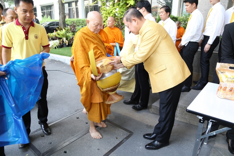 พิธีทำบุญตักบาตรข้าวสารอาหารแห้ง คณะสงฆ์จำนวน 9 รูป จากวัดยานนาวา พระอารามหลวง เนื่องในเทศกาลขึ้นปีใหม่ พุทธศักราช 2563 
