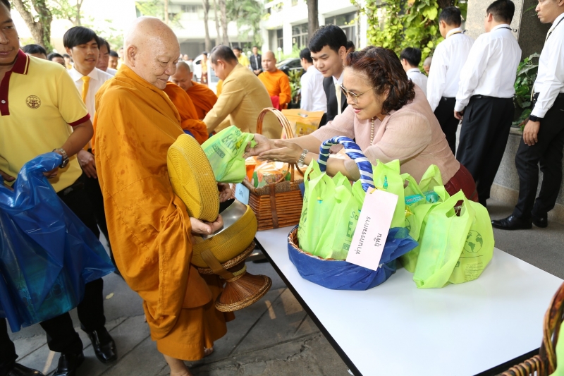 พิธีทำบุญตักบาตรข้าวสารอาหารแห้ง คณะสงฆ์จำนวน 9 รูป จากวัดยานนาวา พระอารามหลวง เนื่องในเทศกาลขึ้นปีใหม่ พุทธศักราช 2563 