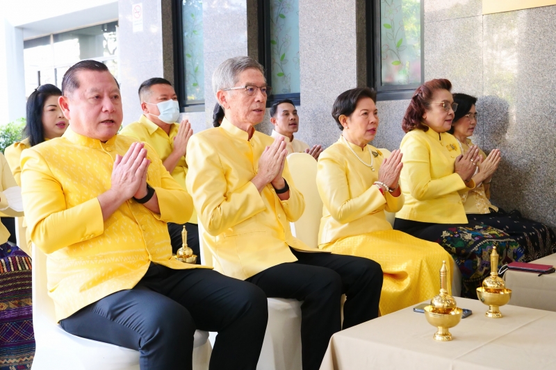 พิธีสวดพระพุทธมนต์และทำบุญตักบาตร