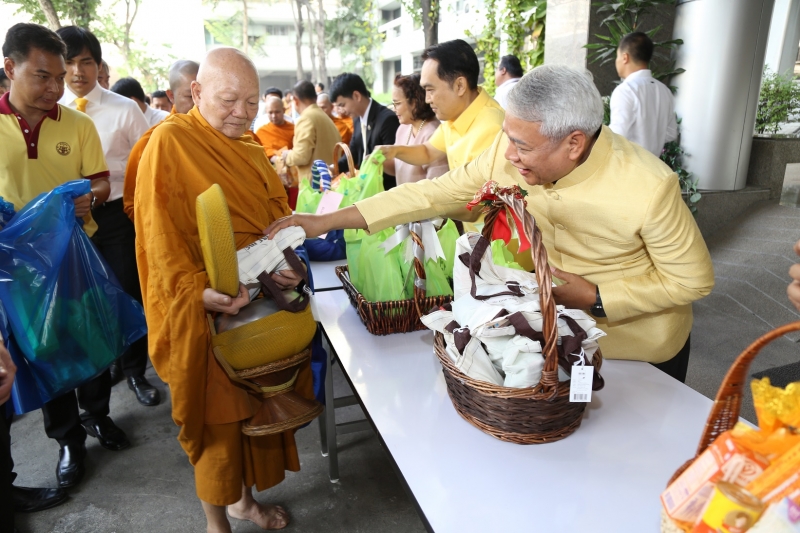 พิธีทำบุญตักบาตรข้าวสารอาหารแห้ง คณะสงฆ์จำนวน 9 รูป จากวัดยานนาวา พระอารามหลวง เนื่องในเทศกาลขึ้นปีใหม่ พุทธศักราช 2563 