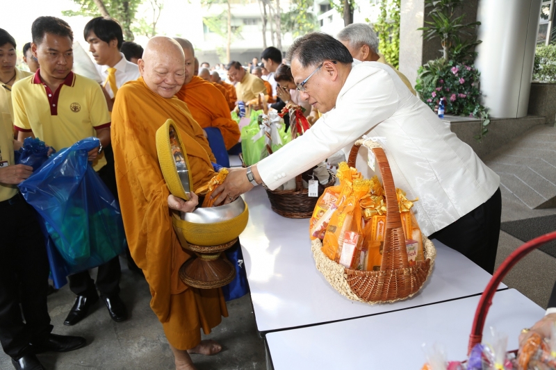 พิธีทำบุญตักบาตรข้าวสารอาหารแห้ง คณะสงฆ์จำนวน 9 รูป จากวัดยานนาวา พระอารามหลวง เนื่องในเทศกาลขึ้นปีใหม่ พุทธศักราช 2563 