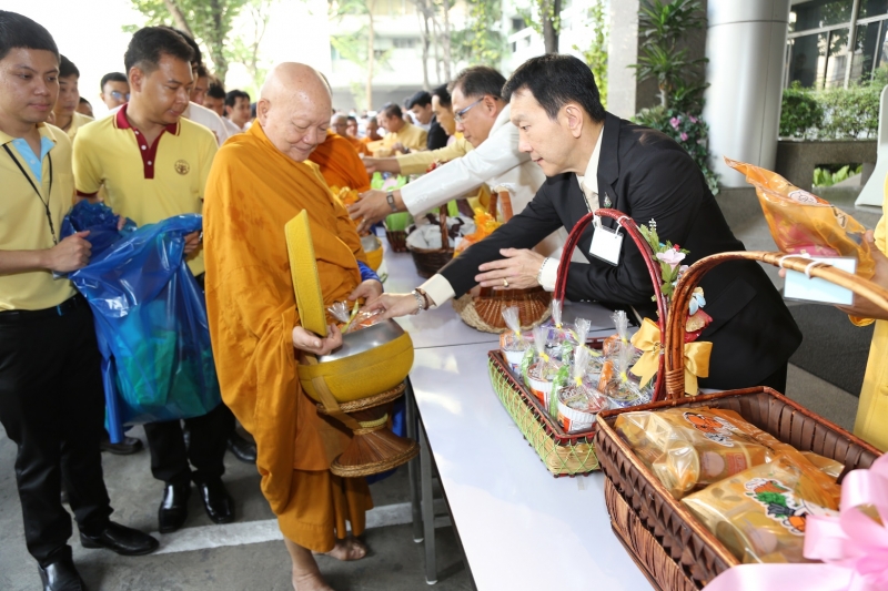 พิธีทำบุญตักบาตรข้าวสารอาหารแห้ง คณะสงฆ์จำนวน 9 รูป จากวัดยานนาวา พระอารามหลวง เนื่องในเทศกาลขึ้นปีใหม่ พุทธศักราช 2563 