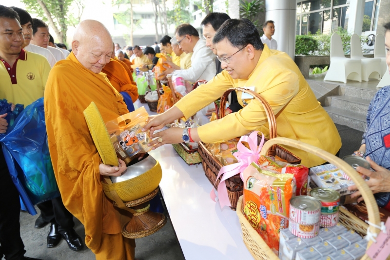 พิธีทำบุญตักบาตรข้าวสารอาหารแห้ง คณะสงฆ์จำนวน 9 รูป จากวัดยานนาวา พระอารามหลวง เนื่องในเทศกาลขึ้นปีใหม่ พุทธศักราช 2563 