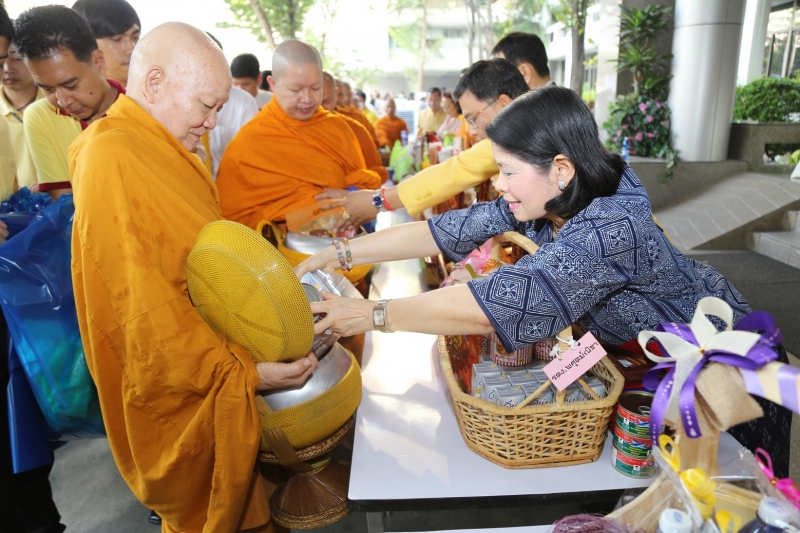 พิธีทำบุญตักบาตรข้าวสารอาหารแห้ง คณะสงฆ์จำนวน 9 รูป จากวัดยานนาวา พระอารามหลวง เนื่องในเทศกาลขึ้นปีใหม่ พุทธศักราช 2563 