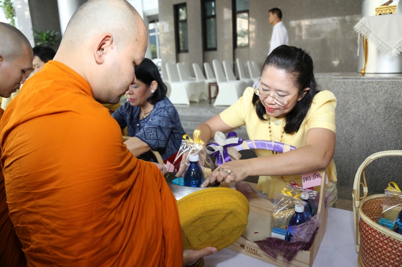 พิธีทำบุญตักบาตรข้าวสารอาหารแห้ง คณะสงฆ์จำนวน 9 รูป จากวัดยานนาวา พระอารามหลวง เนื่องในเทศกาลขึ้นปีใหม่ พุทธศักราช 2563 