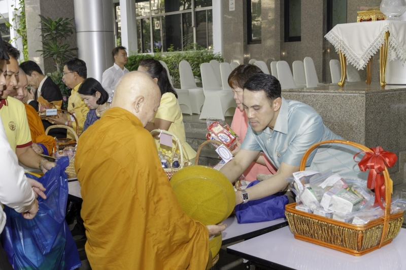 พิธีทำบุญตักบาตรข้าวสารอาหารแห้ง คณะสงฆ์จำนวน 9 รูป จากวัดยานนาวา พระอารามหลวง เนื่องในเทศกาลขึ้นปีใหม่ พุทธศักราช 2563