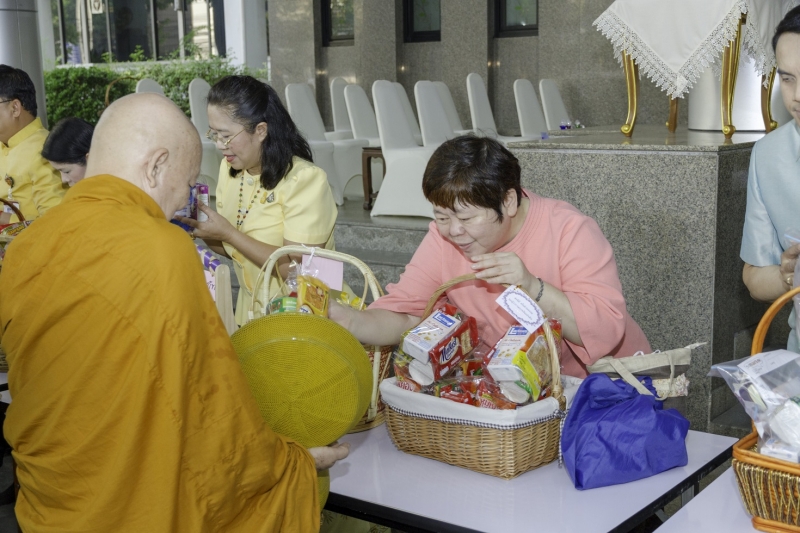 พิธีทำบุญตักบาตรข้าวสารอาหารแห้ง คณะสงฆ์จำนวน 9 รูป จากวัดยานนาวา พระอารามหลวง เนื่องในเทศกาลขึ้นปีใหม่ พุทธศักราช 2563