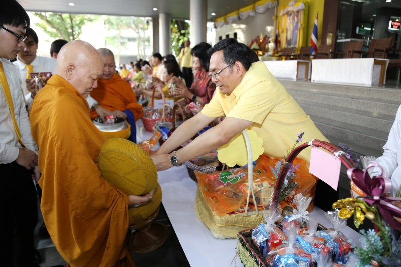 พิธีทำบุญตักบาตรข้าวสารอาหารแห้ง คณะสงฆ์จำนวน 9 รูป จากวัดยานนาวา พระอารามหลวง เนื่องในเทศกาลขึ้นปีใหม่ พุทธศักราช 2563 
