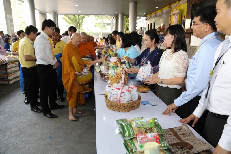 พิธีทำบุญตักบาตรข้าวสารอาหารแห้ง คณะสงฆ์จำนวน 9 รูป จากวัดยานนาวา พระอารามหลวง เนื่องในเทศกาลขึ้นปีใหม่ พุทธศักราช 2563 