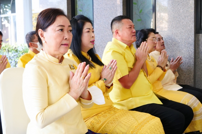 พิธีสวดพระพุทธมนต์และทำบุญตักบาตร