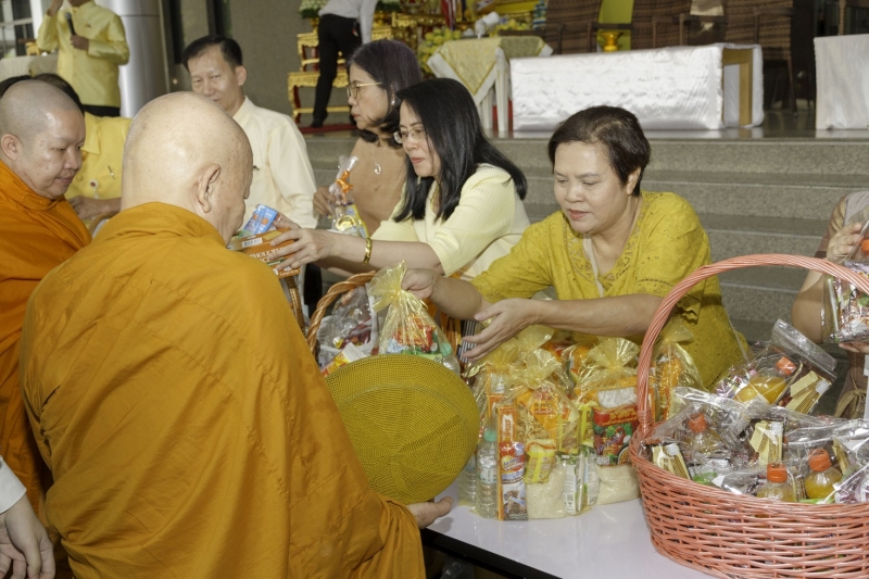 พิธีทำบุญตักบาตรข้าวสารอาหารแห้ง คณะสงฆ์จำนวน 9 รูป จากวัดยานนาวา พระอารามหลวง เนื่องในเทศกาลขึ้นปีใหม่ พุทธศักราช 2563