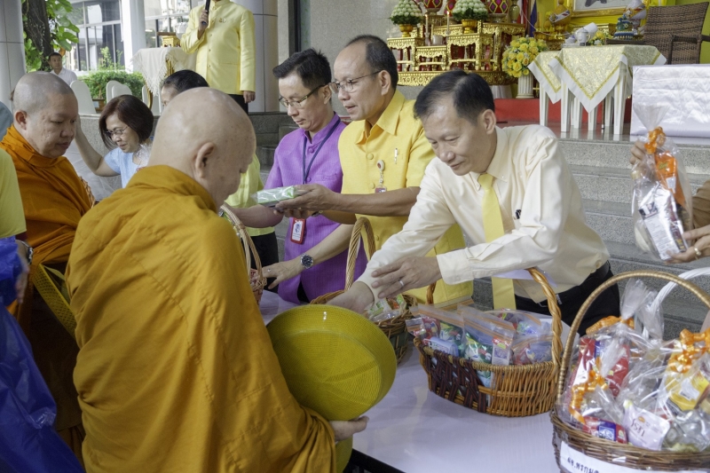พิธีทำบุญตักบาตรข้าวสารอาหารแห้ง คณะสงฆ์จำนวน 9 รูป จากวัดยานนาวา พระอารามหลวง เนื่องในเทศกาลขึ้นปีใหม่ พุทธศักราช 2563