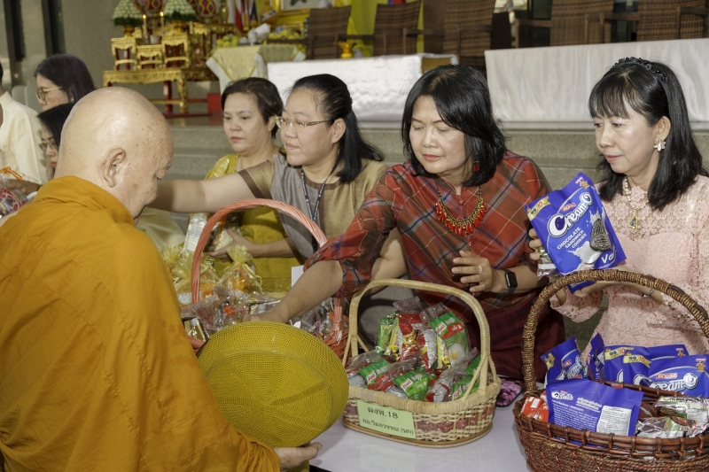 พิธีทำบุญตักบาตรข้าวสารอาหารแห้ง คณะสงฆ์จำนวน 9 รูป จากวัดยานนาวา พระอารามหลวง เนื่องในเทศกาลขึ้นปีใหม่ พุทธศักราช 2563