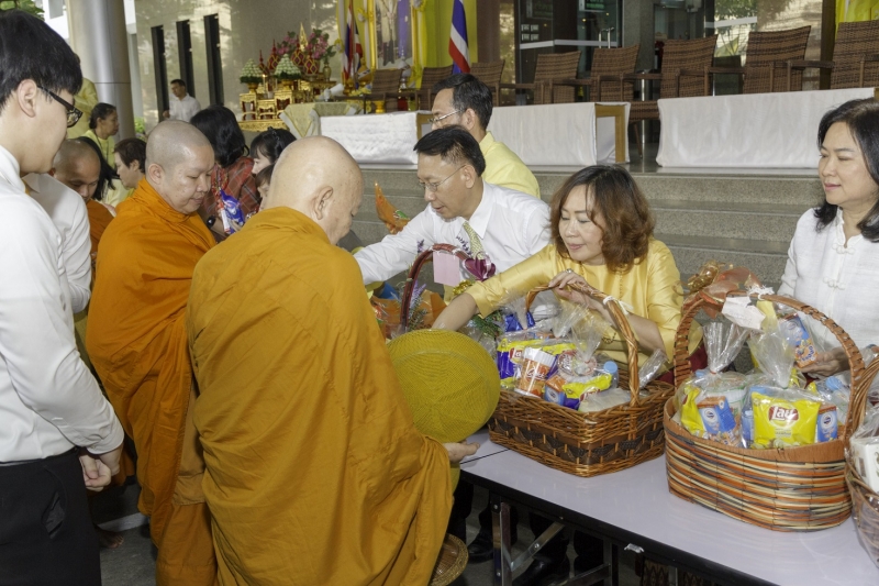 พิธีทำบุญตักบาตรข้าวสารอาหารแห้ง คณะสงฆ์จำนวน 9 รูป จากวัดยานนาวา พระอารามหลวง เนื่องในเทศกาลขึ้นปีใหม่ พุทธศักราช 2563