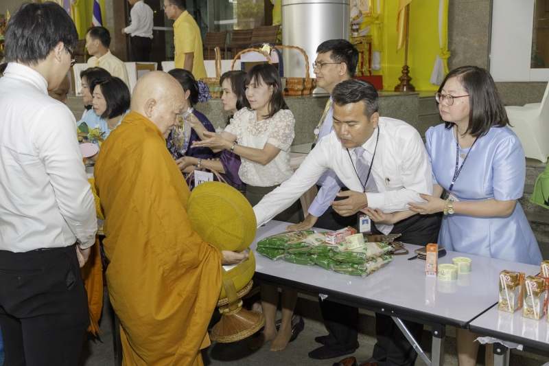 พิธีทำบุญตักบาตรข้าวสารอาหารแห้ง คณะสงฆ์จำนวน 9 รูป จากวัดยานนาวา พระอารามหลวง เนื่องในเทศกาลขึ้นปีใหม่ พุทธศักราช 2563