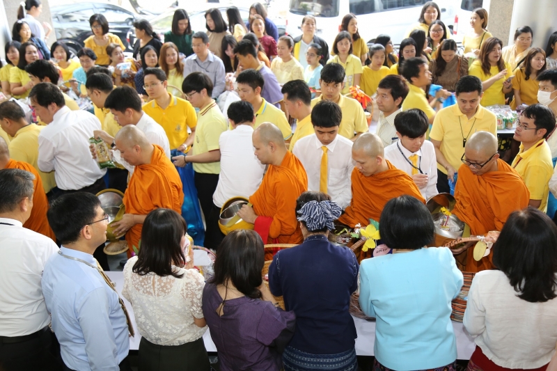 พิธีทำบุญตักบาตรข้าวสารอาหารแห้ง คณะสงฆ์จำนวน 9 รูป จากวัดยานนาวา พระอารามหลวง เนื่องในเทศกาลขึ้นปีใหม่ พุทธศักราช 2563 