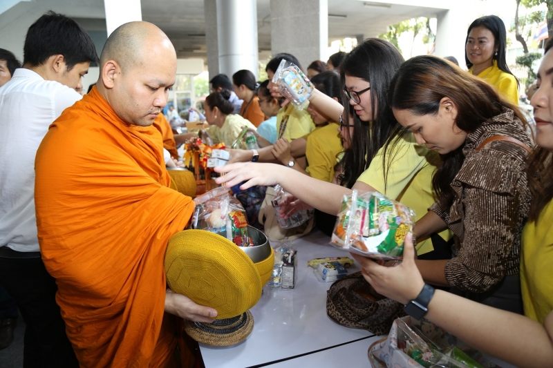 พิธีทำบุญตักบาตรข้าวสารอาหารแห้ง คณะสงฆ์จำนวน 9 รูป จากวัดยานนาวา พระอารามหลวง เนื่องในเทศกาลขึ้นปีใหม่ พุทธศักราช 2563 