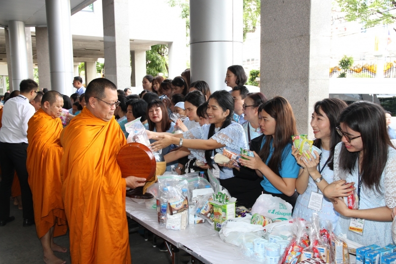 พิธีทำบุญตักบาตรข้าวสารอาหารแห้ง คณะสงฆ์จำนวน 9 รูป 