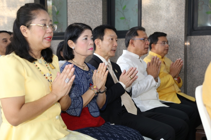 พิธีทำบุญตักบาตรข้าวสารอาหารแห้ง คณะสงฆ์จำนวน 9 รูป จากวัดยานนาวา พระอารามหลวง เนื่องในเทศกาลขึ้นปีใหม่ พุทธศักราช 2563 