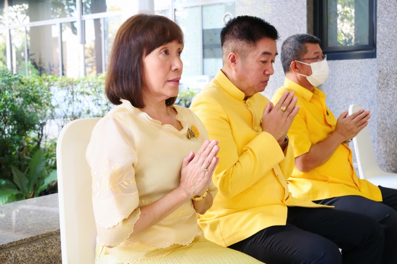 พิธีสวดพระพุทธมนต์และทำบุญตักบาตร