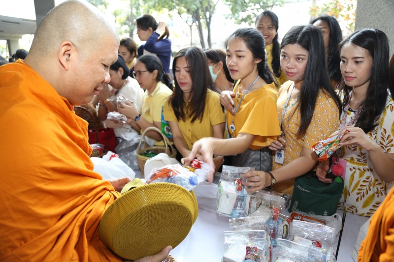 พิธีทำบุญตักบาตรข้าวสารอาหารแห้ง คณะสงฆ์จำนวน 9 รูป จากวัดยานนาวา พระอารามหลวง เนื่องในเทศกาลขึ้นปีใหม่ พุทธศักราช 2563 