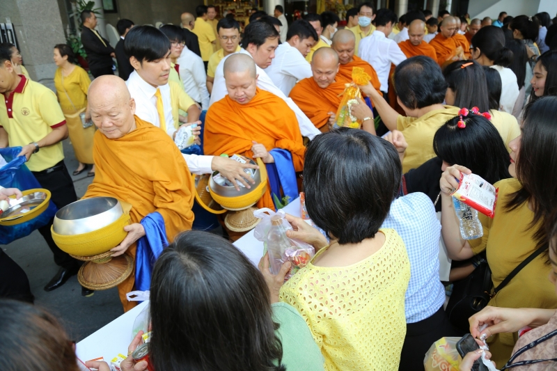พิธีทำบุญตักบาตรข้าวสารอาหารแห้ง คณะสงฆ์จำนวน 9 รูป จากวัดยานนาวา พระอารามหลวง เนื่องในเทศกาลขึ้นปีใหม่ พุทธศักราช 2563 
