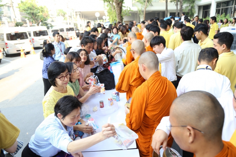พิธีทำบุญตักบาตรข้าวสารอาหารแห้ง คณะสงฆ์จำนวน 9 รูป จากวัดยานนาวา พระอารามหลวง เนื่องในเทศกาลขึ้นปีใหม่ พุทธศักราช 2563 