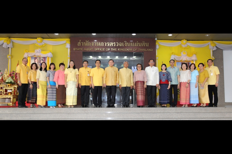 พิธีทำบุญตักบาตรข้าวสารอาหารแห้ง คณะสงฆ์จำนวน 9 รูป จากวัดยานนาวา พระอารามหลวง เนื่องในเทศกาลขึ้นปีใหม่ พุทธศักราช 2563 