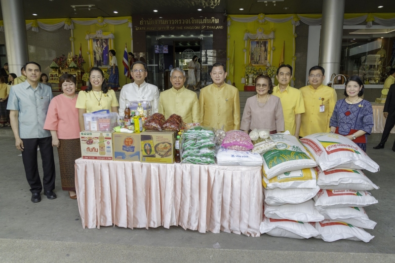 พิธีทำบุญตักบาตรข้าวสารอาหารแห้ง คณะสงฆ์จำนวน 9 รูป จากวัดยานนาวา พระอารามหลวง เนื่องในเทศกาลขึ้นปีใหม่ พุทธศักราช 2563