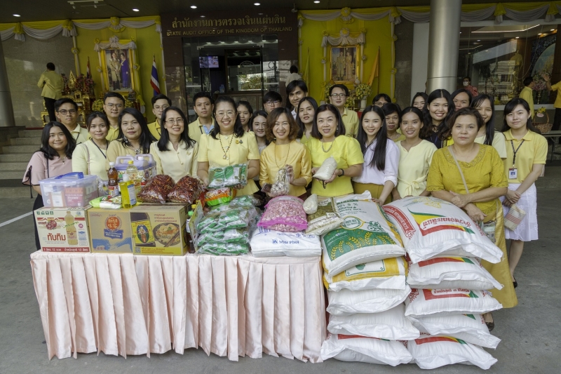 พิธีทำบุญตักบาตรข้าวสารอาหารแห้ง คณะสงฆ์จำนวน 9 รูป จากวัดยานนาวา พระอารามหลวง เนื่องในเทศกาลขึ้นปีใหม่ พุทธศักราช 2563