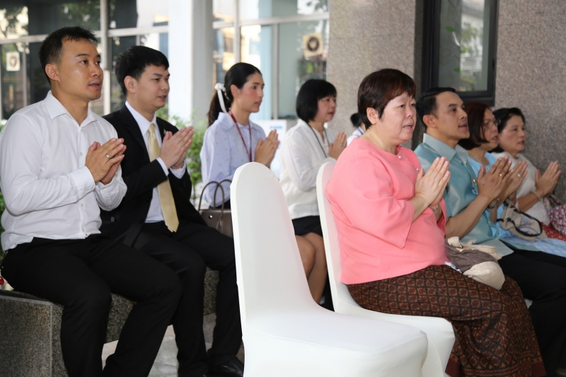 พิธีทำบุญตักบาตรข้าวสารอาหารแห้ง คณะสงฆ์จำนวน 9 รูป จากวัดยานนาวา พระอารามหลวง เนื่องในเทศกาลขึ้นปีใหม่ พุทธศักราช 2563 