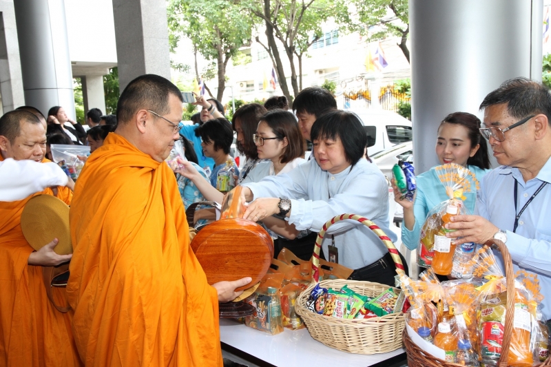พิธีทำบุญตักบาตรข้าวสารอาหารแห้ง คณะสงฆ์จำนวน 9 รูป 