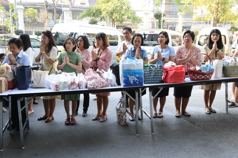 พิธีทำบุญตักบาตรข้าวสารอาหารแห้ง คณะสงฆ์จำนวน 9 รูป จากวัดยานนาวา พระอารามหลวง เนื่องในเทศกาลขึ้นปีใหม่ พุทธศักราช 2563 