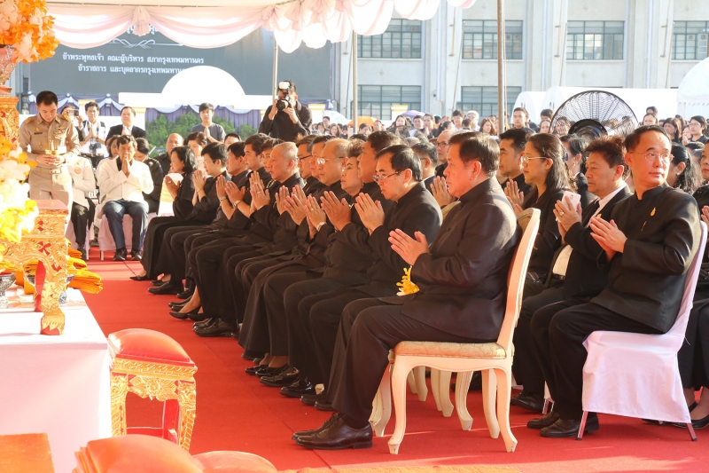 พิธีทำบุญตักบาตรเนื่องในงานใต้ร่มพระบารมี 235 ปี กรุงรัตนโกสินทร์